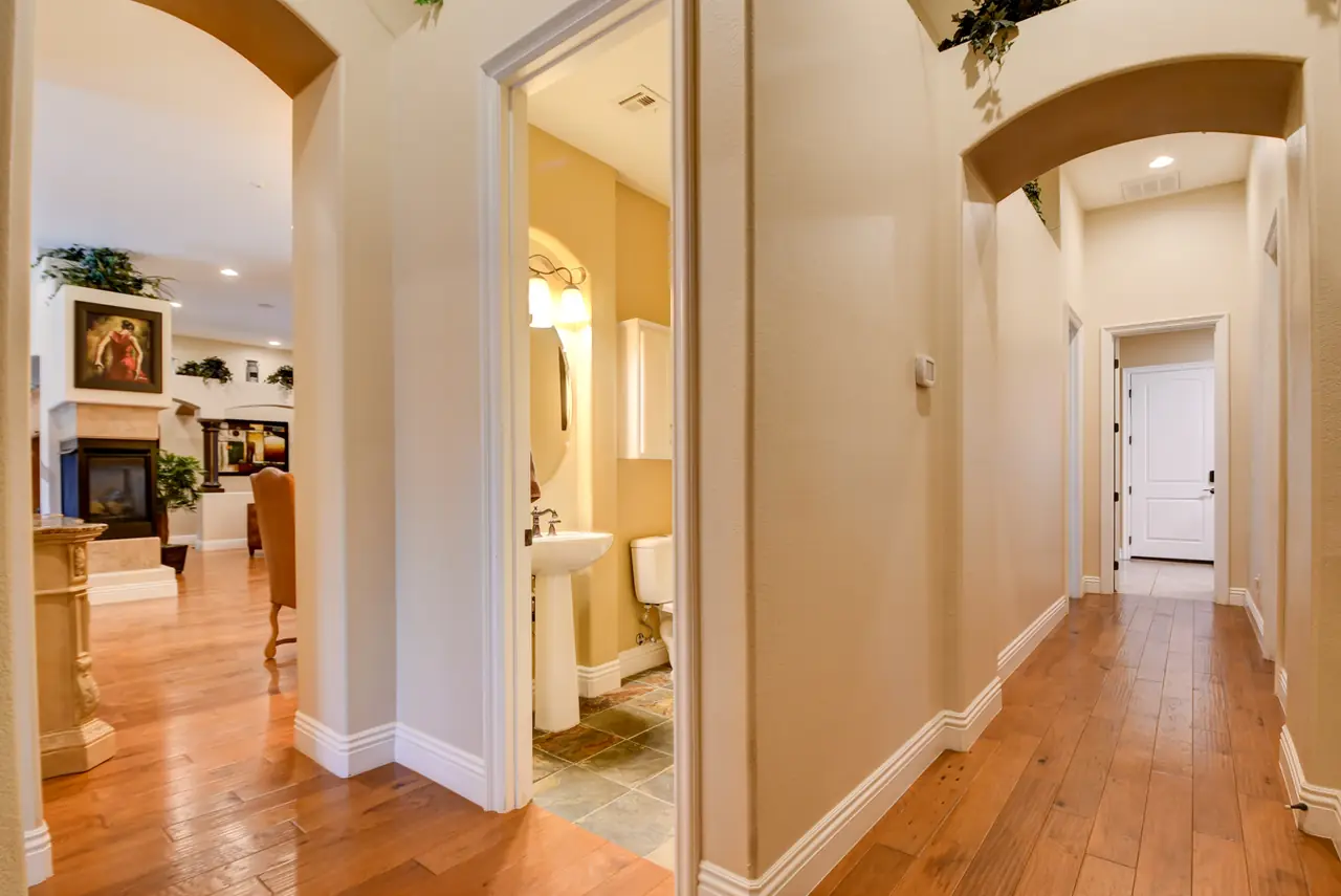 Hall with an arched opening and a view into the bath